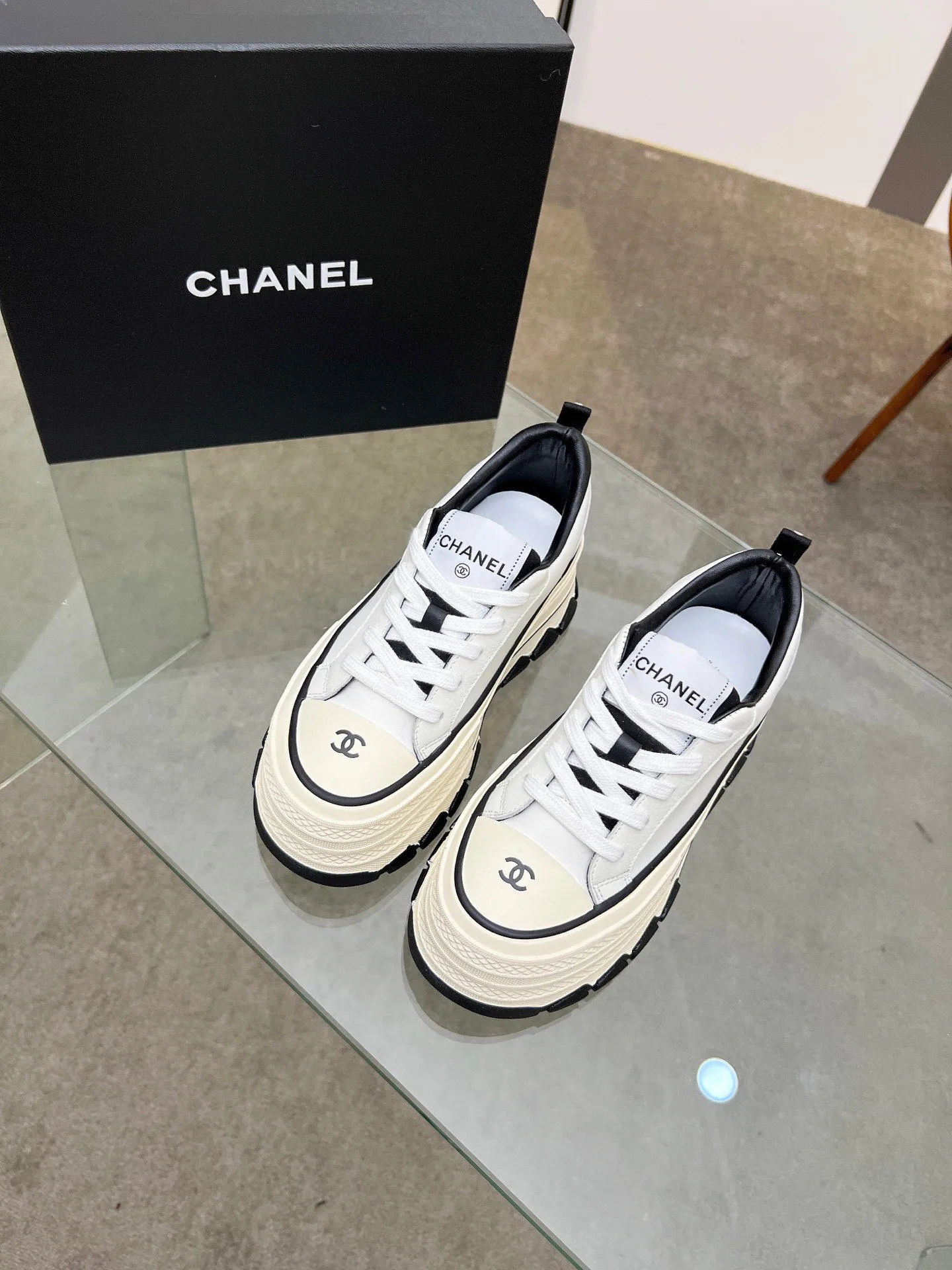 👟👟Ex-factory price 540👟👟 Chanel thick-soled biscuit shoes are a new retro series, showing a relaxed posture and lightness to start the summer journey. Continuing CHANEL's iconic deconstructed silhouette, the shoe body is presented with simple three-dimensional lines and double logos. The upper layer of cowhide material is injected with upper layer softness to enhance the foot feel. It adopts a thick rubber sole with geometric texture and rubber edging details. The leg heightening effect is comparable to that of leg plastic surgery. It makes your legs look bigger, slimmer and longer. It can be easily held in various styles. You can wear it with you! Upper material: cowhide Inner material: sheepskin lining Size: 35-40
